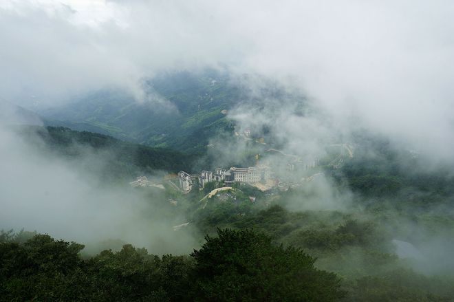 薄刀峰：避暑胜地，云海奇观，怪石嶙峋的人